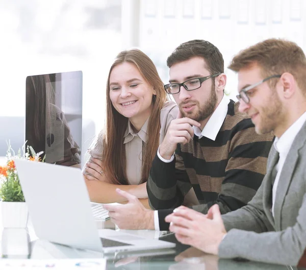 Team di lavoro di successo seduto alla scrivania — Foto Stock