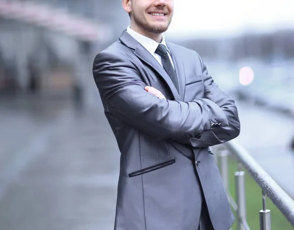 Jungunternehmer steht in der Nähe des Bürogebäudes — Stockfoto