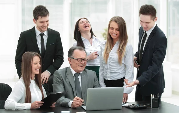 Director y equipo de negocios mirando la pantalla del ordenador portátil . — Foto de Stock