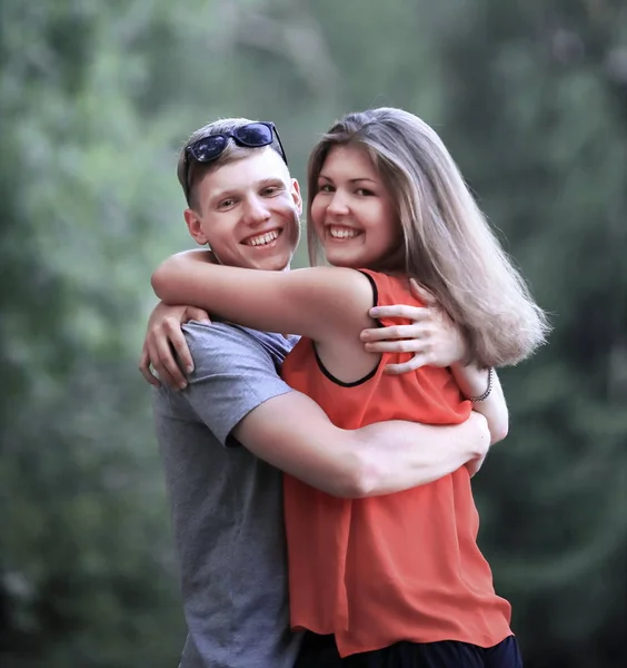 Portret van paar verliefd op zomer Park achtergrond .photo met kopie ruimte — Stockfoto
