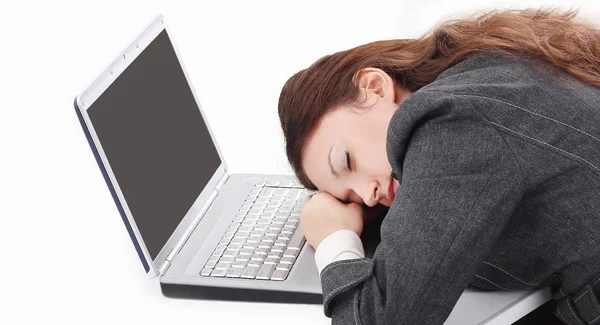 Деловая женщина, спящая на открытом ноутбуке, сидящая за рабочим столом — стоковое фото
