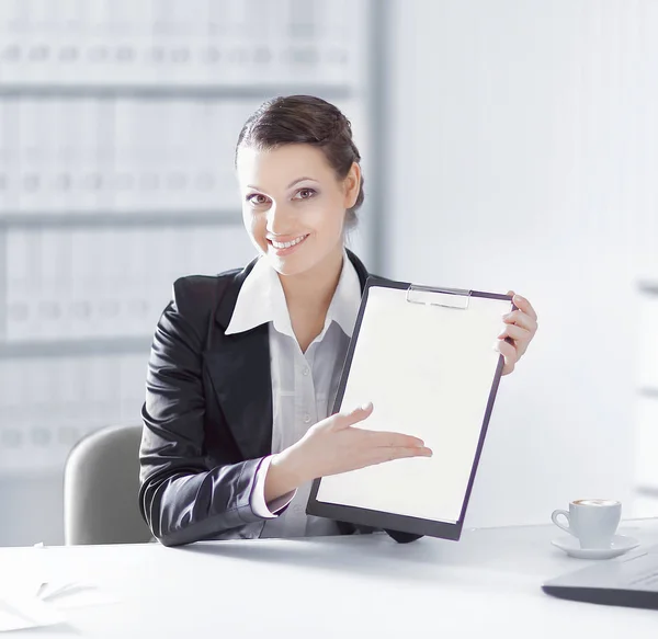 Rum Executive business kvinna visar tomt ark, sitter vid hennes skrivbord — Stockfoto