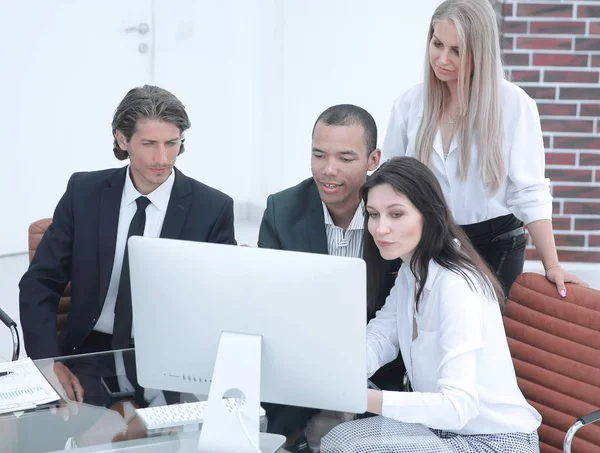 Gente de negocios discutiendo información financiera, sentado en su escritorio — Foto de Stock
