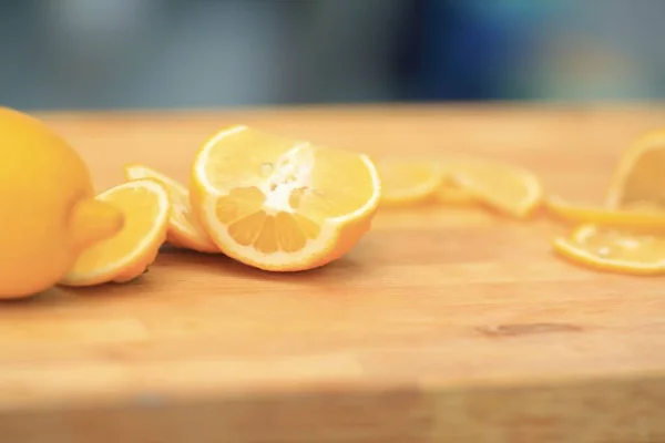 Chiudere. Cuocere le fette di arancia su una tavola di legno — Foto Stock