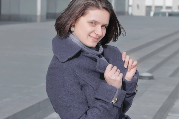 Asistente femenina de pie cerca del edificio de oficinas. el concepto de estilo de vida . — Foto de Stock