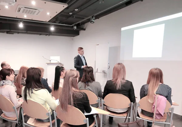 Gerente hace una presentación a su equipo de negocios — Foto de Stock