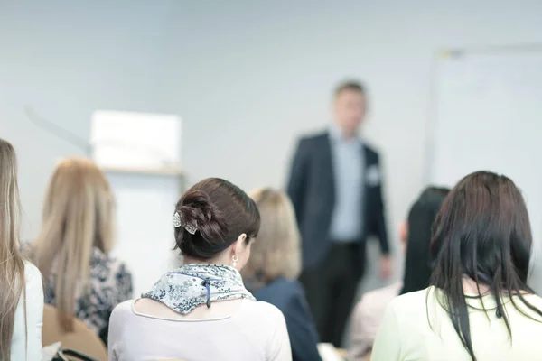 Imagem de fundo de um homem de negócios falando em um seminário de negócios . — Fotografia de Stock