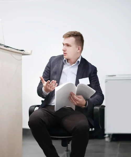 Reproduktor se připravuje na zahájení obchodní konference. — Stock fotografie