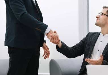 yakın çekim. karşılıklı iş ortakları hafif bir arka plan üzerinde