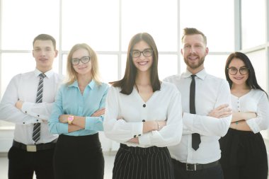 parlak bir ofis ve arka plan üzerinde emin iş takım.