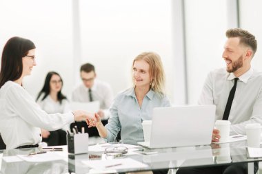 Office toplantıda istemci elini sıkarken Yöneticisi
