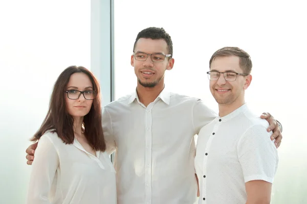 Close up.professional business team steht in einem hellen Büro — Stockfoto