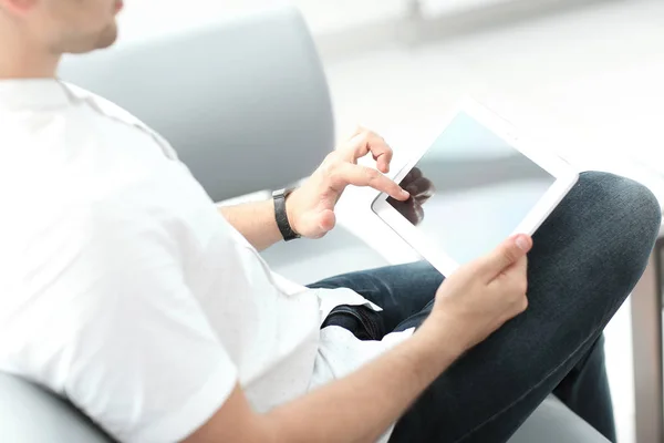 Sluiten van de moderne mens up.a met een digitaal tablet . — Stockfoto