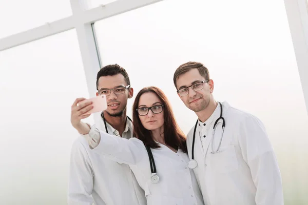 Tıp doktorları selfies alarak up.Group kapatın. — Stok fotoğraf