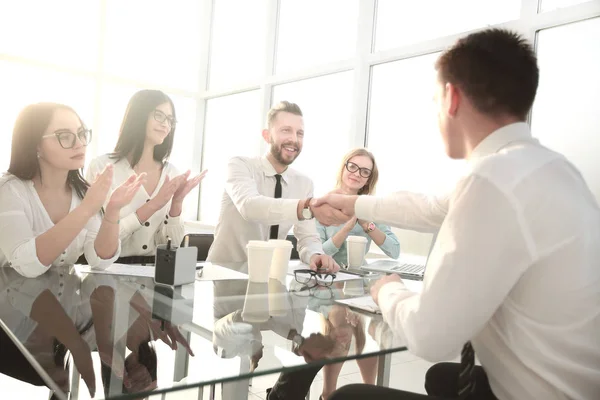 HR Manager stringere la mano ai nuovi dipendenti . — Foto Stock