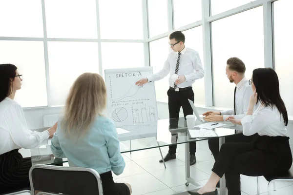 Employee explaining to his colleagues the new business plan — Stock Photo, Image