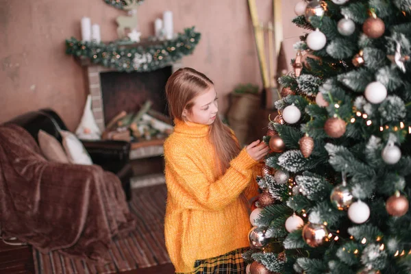 Cute teen dziewczyna dekorowanie choinki w jej salonie — Zdjęcie stockowe