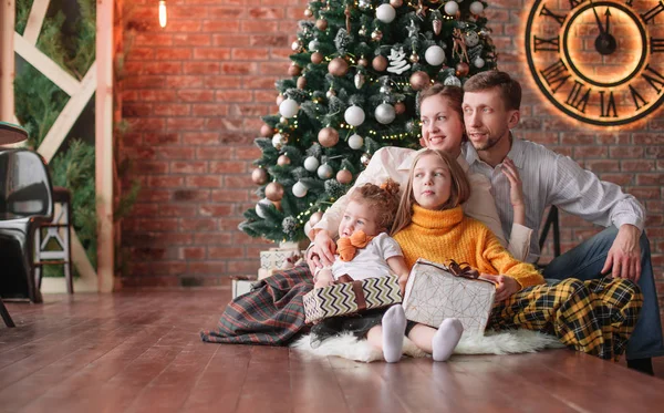 Família com presentes de Natal em uma acolhedora sala de estar — Fotografia de Stock
