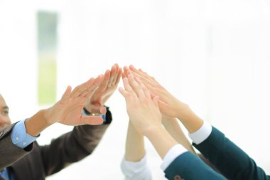 Birbirimizi bir beşlik vererek closeup.business takım.