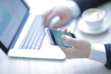 portre. iş adamı mali grafiklerle çalışma