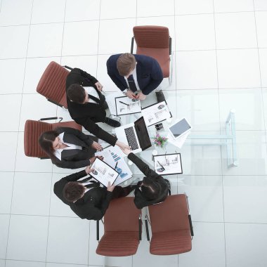 Yeni bir mali proje tartıştıktan sonra View.Handshake meslektaşlarının top