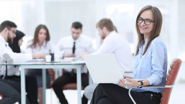 Verkställande affärskvinna med laptop på suddig bakgrund business-team — Stockfoto
