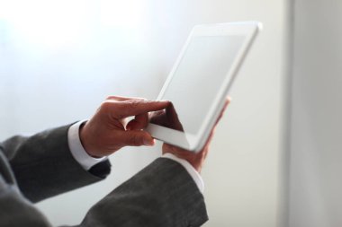 E-posta bir touchpad pc, bir parmak tutan işadamı dokunur