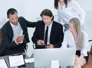 portre. Uluslararası iş takım iş sorunları tartışıyor.