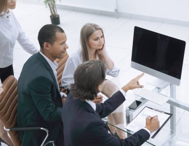 yeni bir iş planı tartışırken iş takım