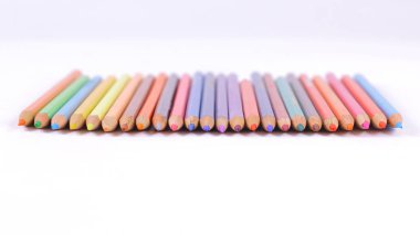 renkli kalemler .isolated bir beyaz dizi