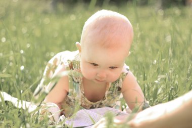 Şu tatlı bebeğe bir yaz gününde güneşli bir çimenlikte