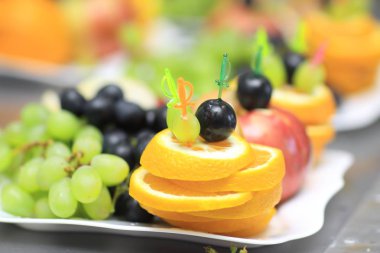 up.Plate üzüm ve portakal bulanık arka plan üzerinde kapatın