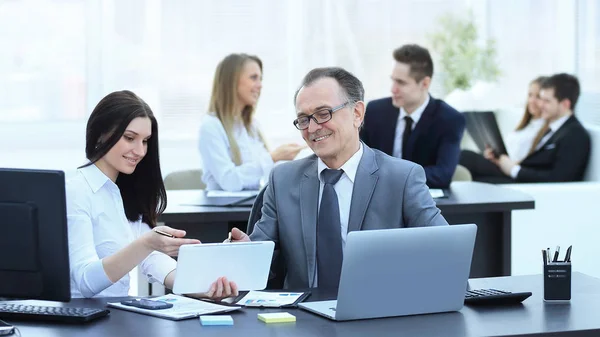 Empresario analizando gráficos de inversión, presupuesto e ingresos en su lugar de trabajo — Foto de Stock