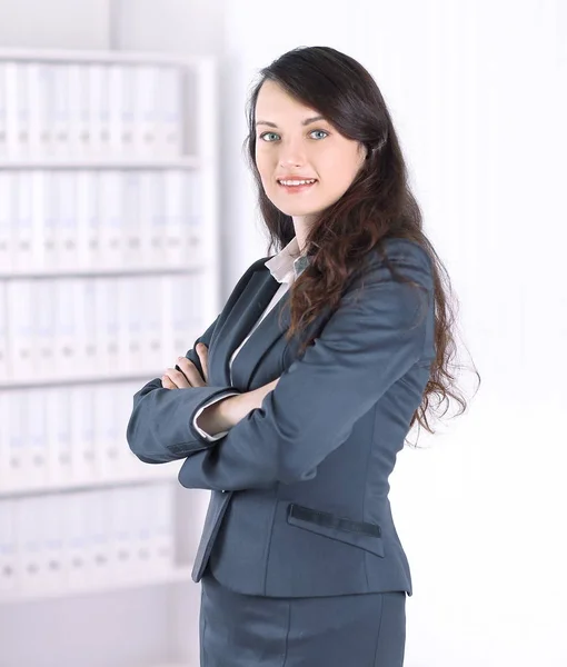 Porträtt av en framgångsrik medarbetare i bakgrunden av kontoret — Stockfoto