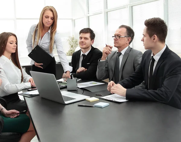 Business team begint werkvergadering in het kantoor — Stockfoto