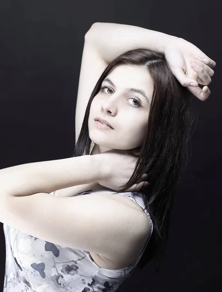 Close up.portrait de uma bela jovem woman.isolated no escuro — Fotografia de Stock