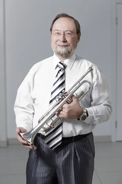 Portrait.experienced profesor de música con una trompeta —  Fotos de Stock