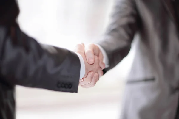 Närbild. handslag för affärspartners på suddig office bakgrund — Stockfoto