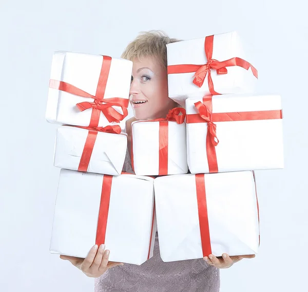 Primo piano.bella donna con scatole regalo.isolato su un bianco — Foto Stock