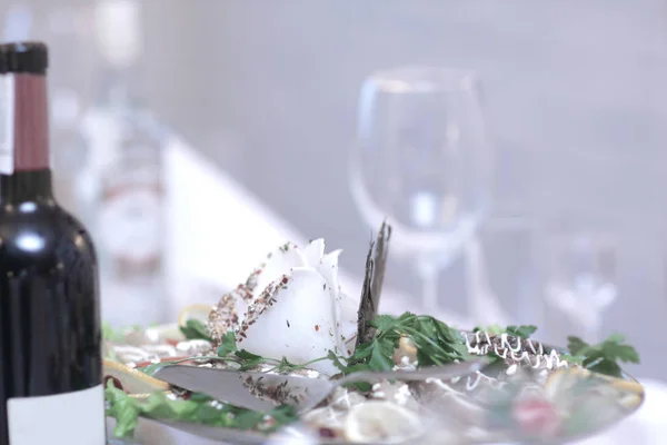 Close up. a bottle of wine and a snack on the festive table — стоковое фото