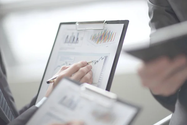 Close up empresário que trabalha com dados gráficos no escritório — Fotografia de Stock