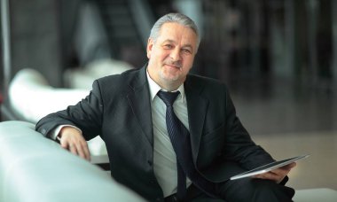 Bir office chair.people ve techn oturan ciddi iş adamı