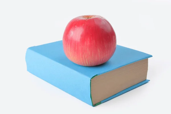 Закрыть up.book и красный Apple на белом фоне — стоковое фото