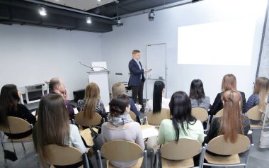 Yöneticisi iş ekibi için bir sunum yapar