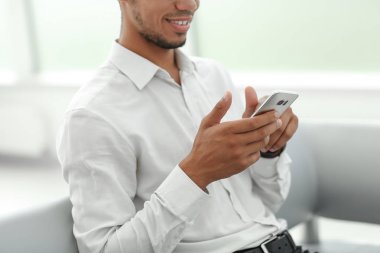 yakın çekim. genç işadamı onun smartphone kullanarak