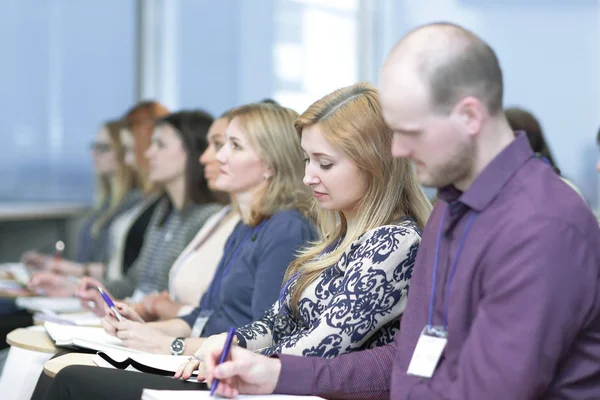 Biznes kobieta na tle kolegów w sali konferencyjnej — Zdjęcie stockowe