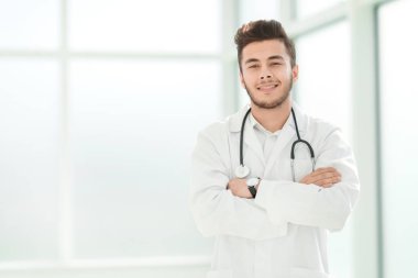 Hafif arka planda bir doktor portresi.