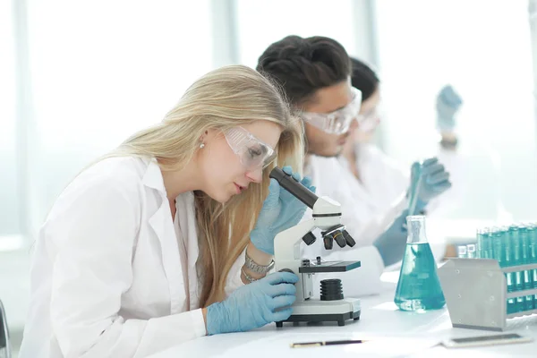 Close up.female cientista trabalhando em um laboratório moderno — Fotografia de Stock