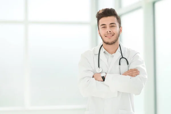 Retrato de um médico terapeuta em um fundo claro — Fotografia de Stock