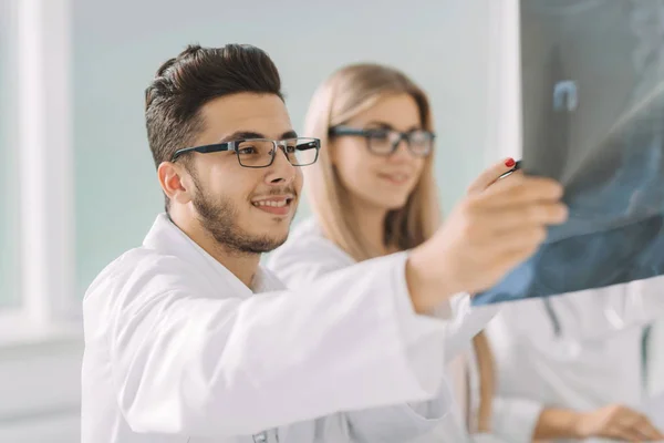 Group of orthopedic doctors discuss x-ray of the patient — Stock Photo, Image